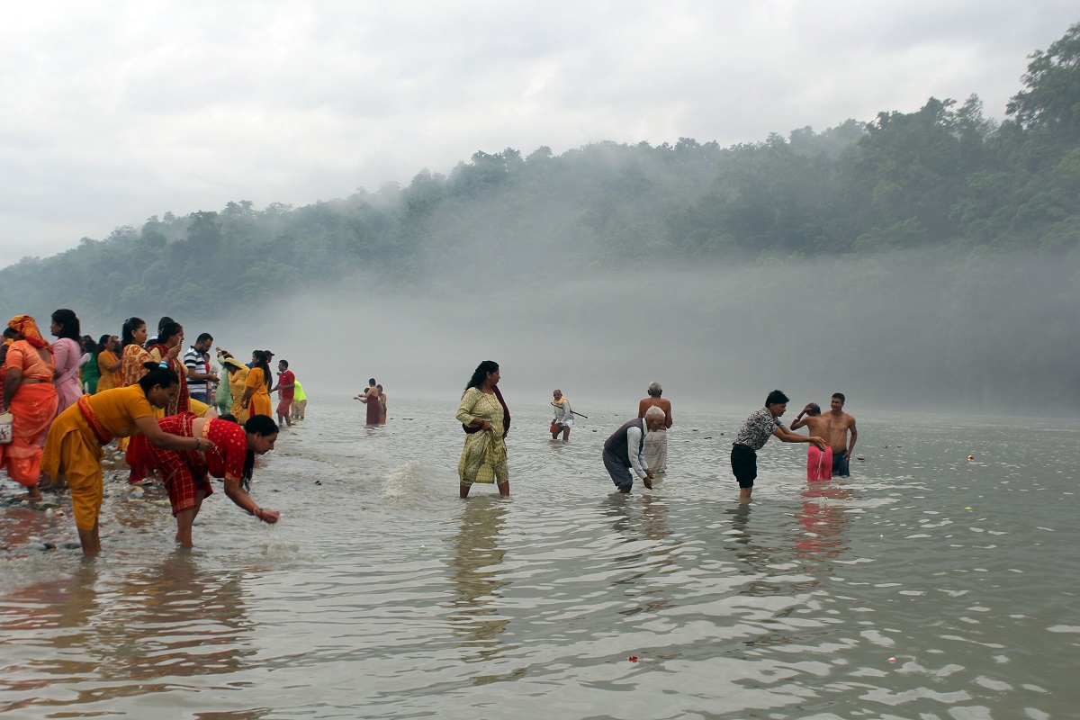 देवघाटधाममा सोमबार स्नान गर्दै भक्तजनहरु